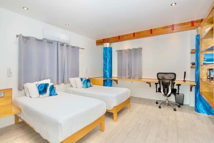 楼下1号卧室，两张单人床 