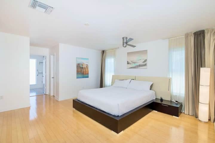 主卧配备Tempurpedic California加大双人床、Roku电视、内置服装储物柜和可调节速度的吊扇。 后面的主卫生间。