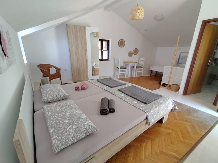 Apartment 3: large apartment with double bed and baby cot