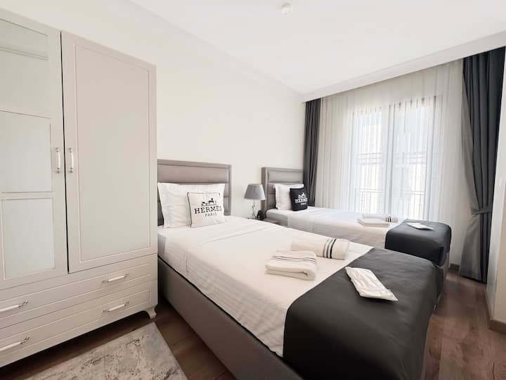 EN: Просторна и модерна втора спалня — удобна за гости или деца.

EN: Просторна и модерна втора спалня — удобна за гости или деца.
