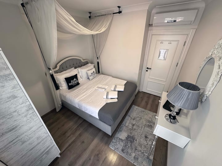 BG: Тиха, удобна и минималистична спалня — идеална за дълги престои.
BG: Тиха, уютна спалня — идеална за дълги престои и пълен комфорт.