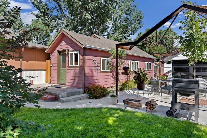 Quaint Cottage Near Downtown Loveland