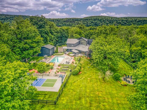 Family Manor Sleeps 18 w Pickleball, Pool, HT, FP