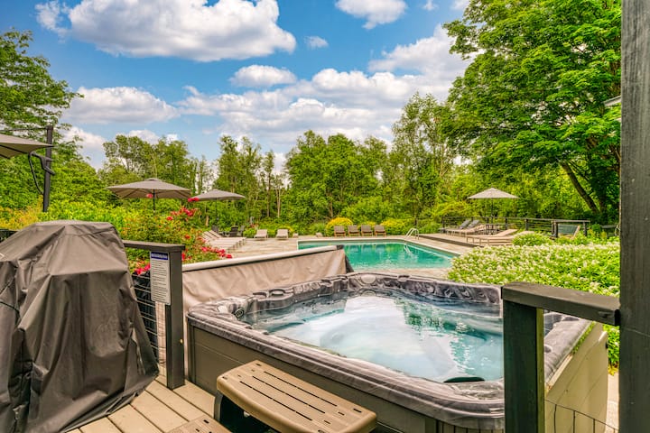 Family Manor Sleeps 18 w Pickleball, Pool, HT, FP - Houses for