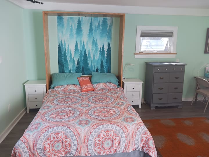 chumba kikubwa chenye ofisi mpya na kitanda aina ya queen