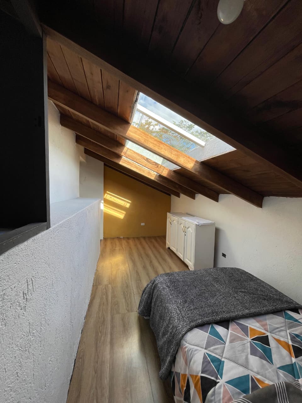 Cálida y acogedora habitación estilo rustico.
Contiene una cama, velador y espacios para almacenamiento (ropa).