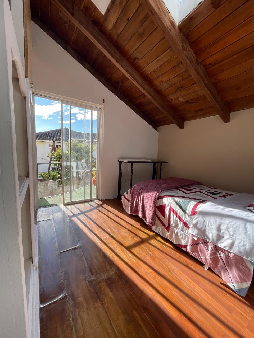 Hermosa habitación con gran ingreso de luz natural, posee también acceso a su propio balcón.
Cuenta con un velador, área de trabajo y espacio para guardar ropa. 