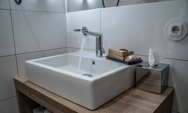 Aeronaut | Chic apartment with 2 bedrooms gallery image 5