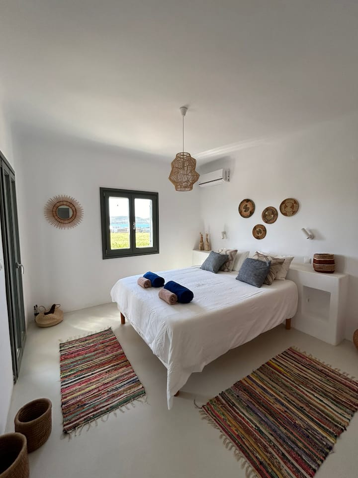 Მეორე საძინებელი პირველ სართულზე, იმავე საოცარი ზღვის ხედით და მარცხენა ტერასაზე პირდაპირი გასასვლელით. Ცალკე სააბაზანო კორედორში.