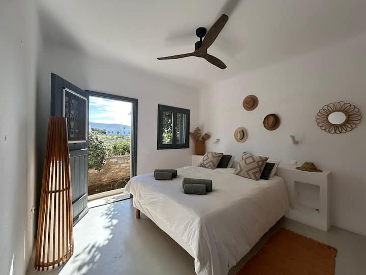 Მესამე საძინებელი, მიწისზედა ფერდობზე, ბაღიდან ცალკე შესასვლელით, რომელიც აღჭურვილია სააბაზანოთი.