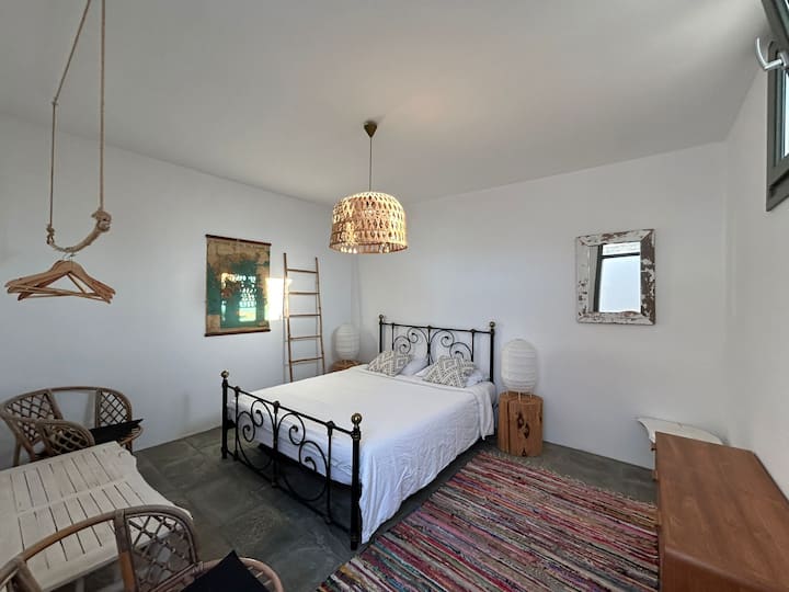 მე-4 საძინებელი ცალკე შესასვლელით (კიბით) ბაღიდან. Ამჯერად არა პირველ სართულზე, არამედ 1 დონეზე ქვემოთ. Ზაფხულის ცხელ თვეებში ოთახს ძალიან სასიამოვნო ტემპერატურას ანიჭებს. Ლამაზი და ფართო ოთახი!