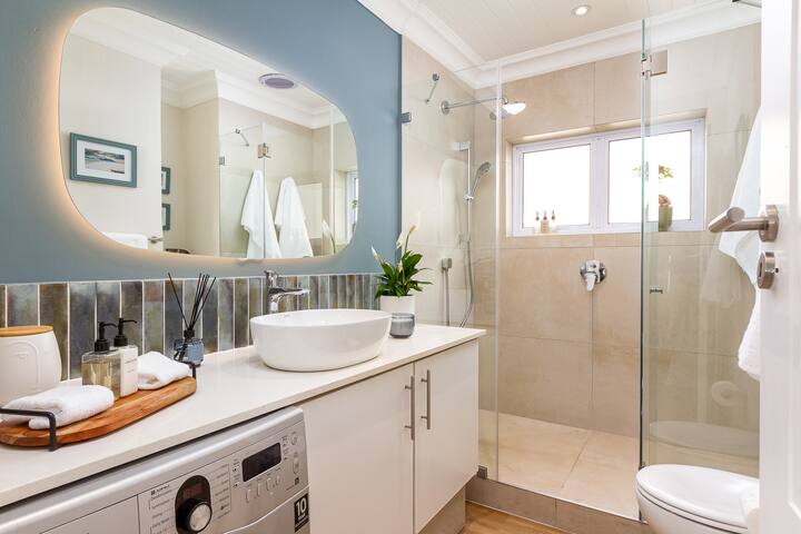 Camps Bay Apartment With Breathtaking Ocean Views gallery image 5