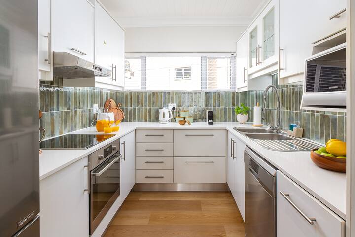 Camps Bay Apartment With Breathtaking Ocean Views gallery image 3