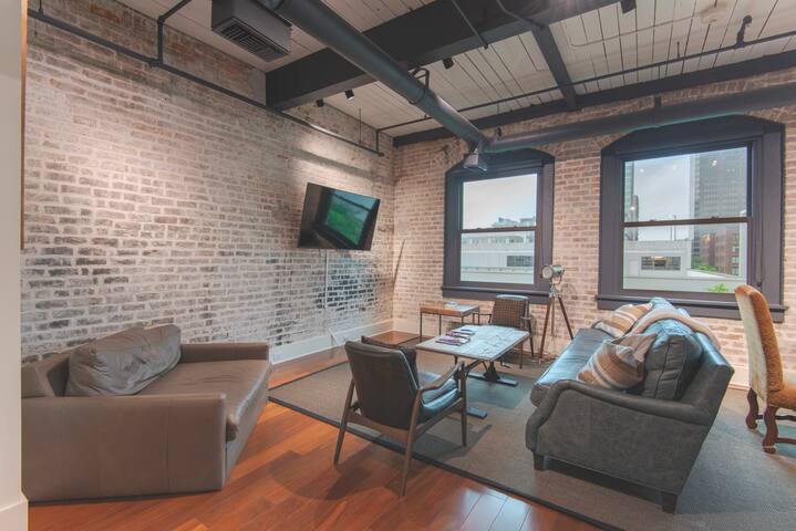 Luxury 3BD/3.5Bth-DOME-2500 SQFT-Pvt Elevator gallery image 3