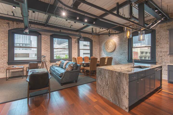 Luxury 3BD/3.5Bth-DOME-2500 SQFT-Pvt Elevator gallery image 2