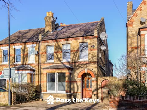 Charming Victorian House w/Parking + River Walks