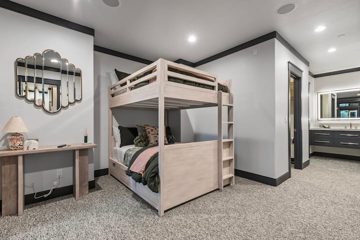 #5 Bunk Room Suite - Double over Double Bunks, en-Suite Bath