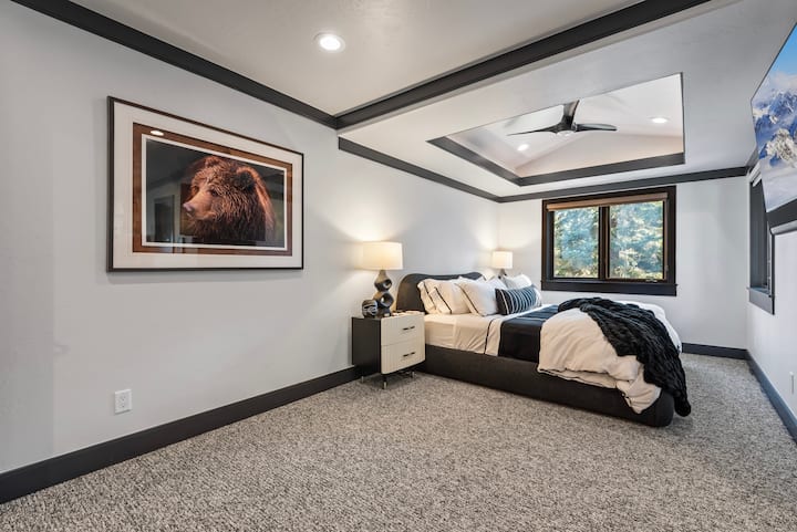 #1 - Najväčší apartmán s manželskou posteľou King s posedením a krbom (3. poschodie)