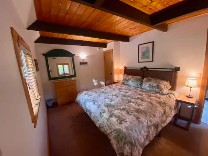 Спална соба на главниот кат со брачен кревет