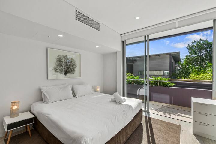 Stunning 2 Storey Apartment with Ocean Views gallery image 3