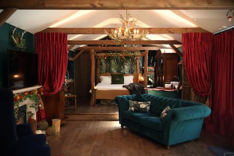 Hollow Heath Hideaway Romantic Retreat - Hot Tub