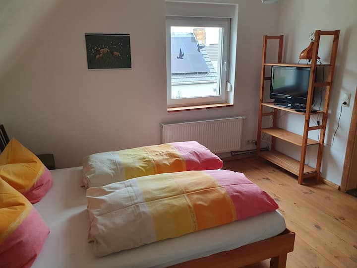 Schlafzimmer 2 im Obergeschoss (1 Queensize-Bett 160 x 200)