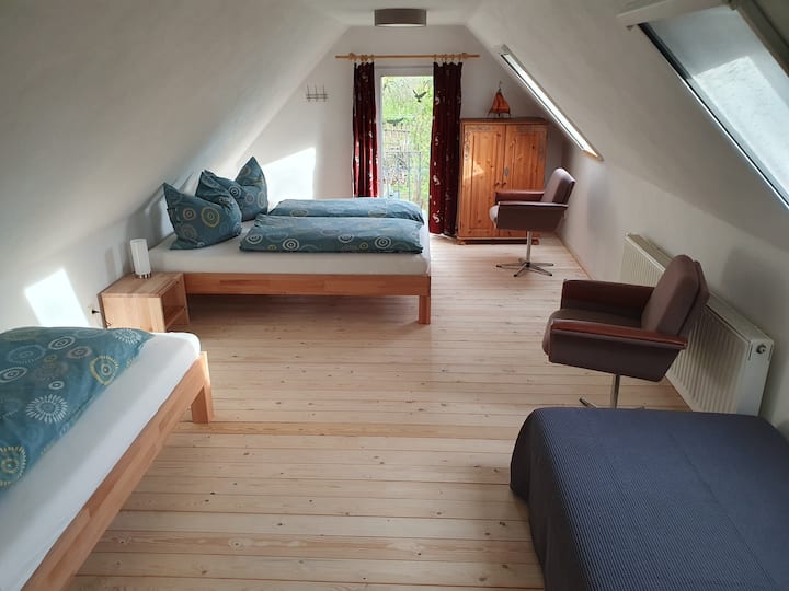 Schlafzimmer 3 im Obergeschoss (1 Queensize-Bett 160 cm, 1 Einzelbett 90 cm, 1 Liege)