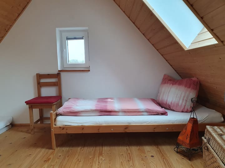 Galerie im Spitzboden (1 Einzelbett 80 cm, bei Bedarf eine zusätzliche Matratze auf dem Boden)