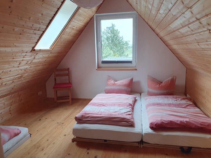 Schlafraum 4 im Spitzboden (2 Matratzen 100 cm auf dem Boden, 1 Matratze 90 cm auf dem Boden)