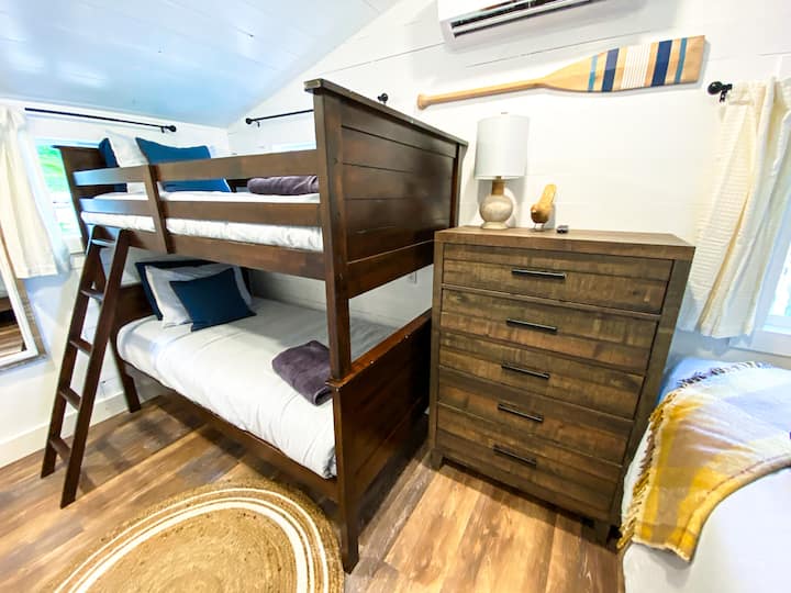 Spálňa je vybavená manželskou posteľou Queen a poschodovou posteľou s dvoma manželskými posteľami a komodou na odkladanie oblečenia.