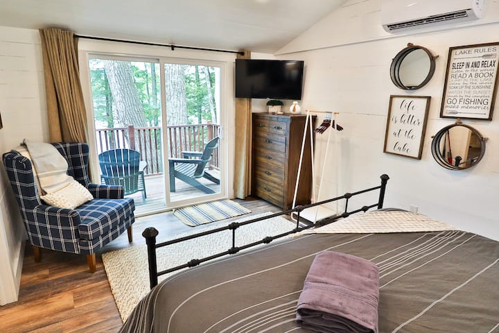 V hlavnej spálni je manželská posteľ s manželskou posteľou King a vonkajšou terasou s výhľadom na jazero.