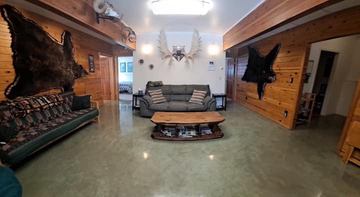 Ფუტონი მარცხნივ არის ტახტი, რომელიც ასევე გადადის ორადგილიან საწოლზე; დამატებითი ზეწრები, ბალიშები და საბნები თეთრეულის კარადებში. Ნამდვილი ალასკის დეკორი. ხედი წინა ფანჯრიდან იყურება.