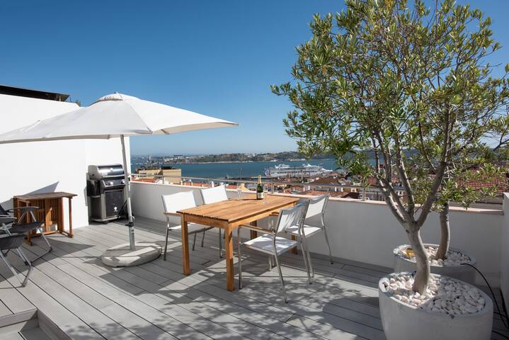 River view penthouse in Lisbon gallery image 2