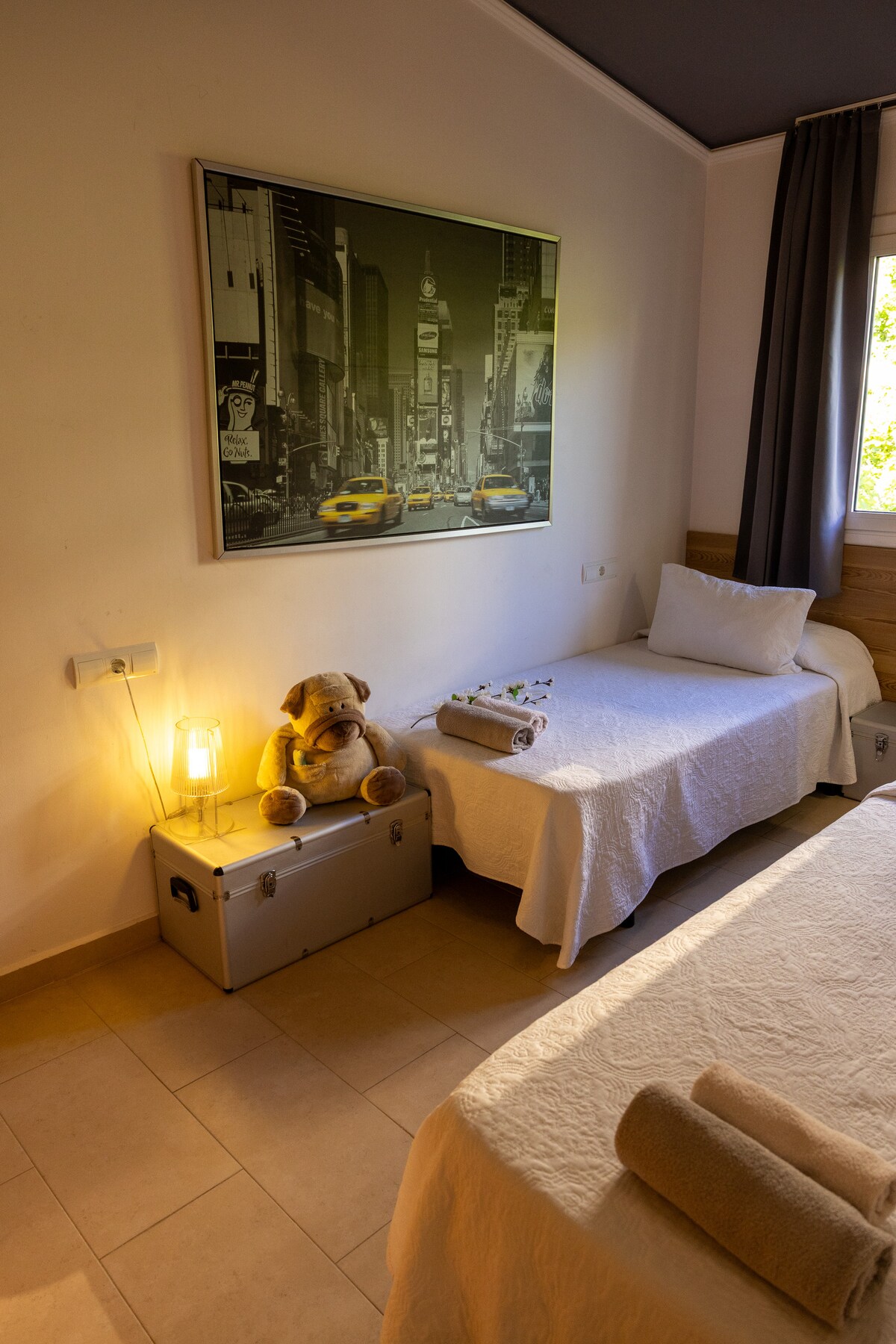 房间配有2张90厘米的单人床。 门可以使用配备水池、镜子、卫生间和淋浴的独立卫生间。 