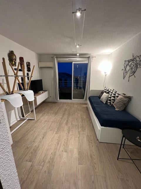Popular Airbnb listing: Charming fully-equipped beachfront studio in Sausset Les Pins