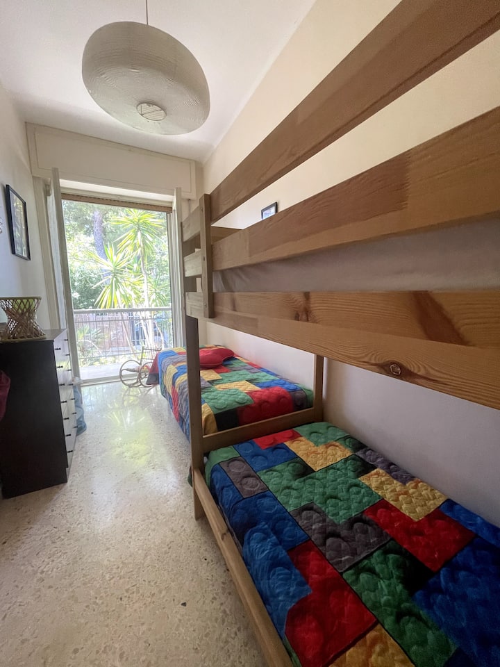 Bedroom with 3 beds