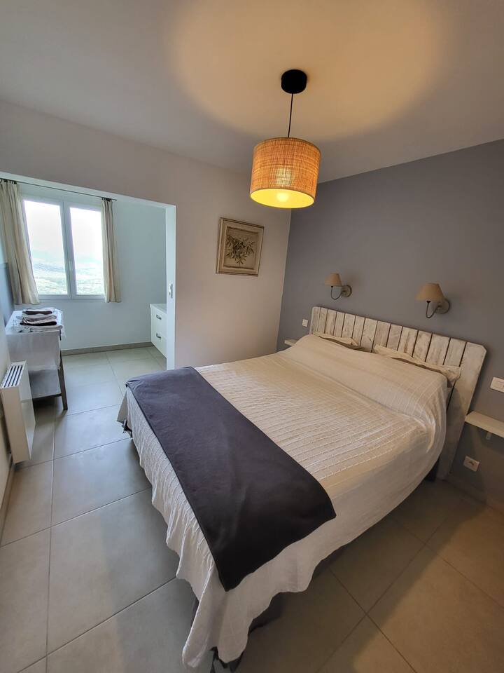 Suite parentale, chambre n°2, dressing et salle de bain privée avec douche à l'italienne, fenêtre avec vue panoramique.
