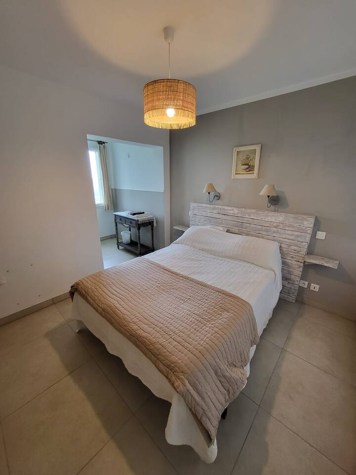 Suite parentale : chambre n°1, dressing et salle de bain privée avec douche à l'italienne. Fenêtre avec vue panoramique.