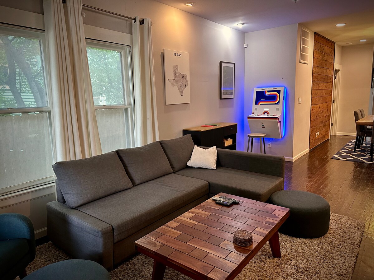 Popular Airbnb listing: Cottage+Bonus Casita+Putting Green in heart of SA! in Tobin Hill