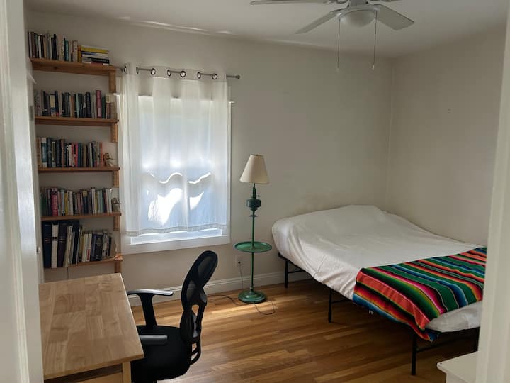 Dormitorio 2 con escritorio y silla ergonómica
