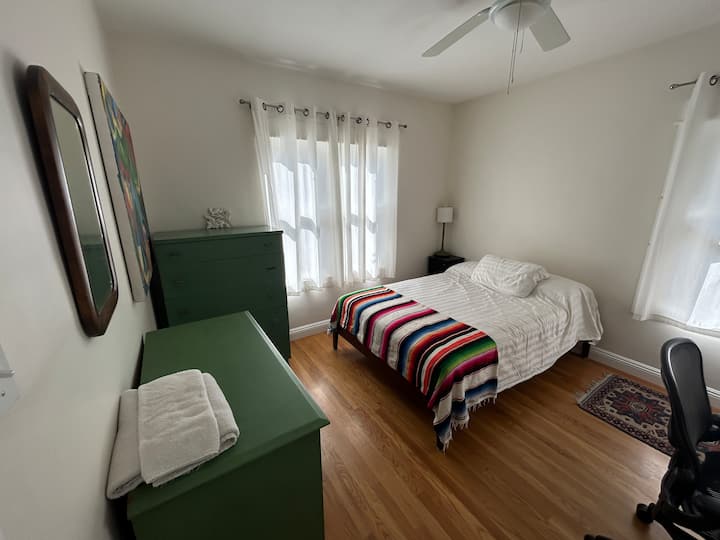 Dormitorio #1 con escritorio ajustable y silla ergonómica