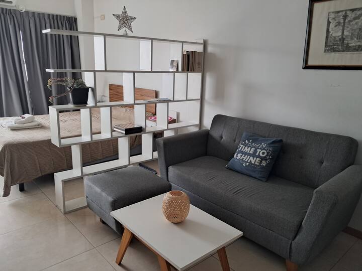 Departamento monoambiente con balcón y pileta en Chacarita