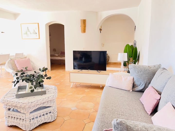 Appartamento Al Piano Terra Di Una Bellissima Villa, Tranquillo Con Giardino. - Porto Vecchio