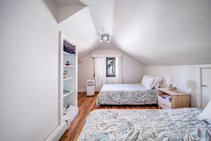 房子阁楼上迷人的阁楼风格房间，配备两张非常舒适的单人床，非常适合悠闲住宿。 房间旁边设有全功能卫生间，为您提供更多的便利和舒适。