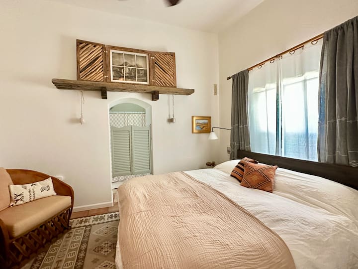 Die Hauptschlafzimmer-Suite verfügt über ein Kingsize-Bett mit luxuriöser Bettwäsche, Verdunkelungsvorhängen, Sitzecke, Original-Kunstwerken und eigenem Bad.