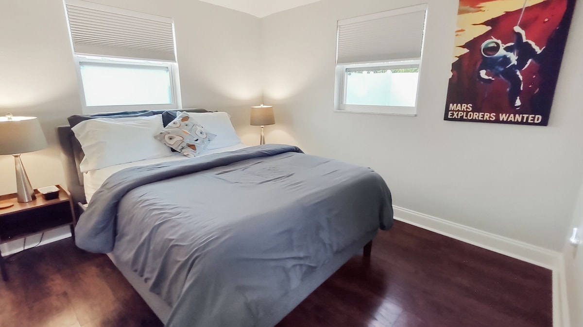 05_The Second Bedroom Offers A Cozy Queen-Size Bed