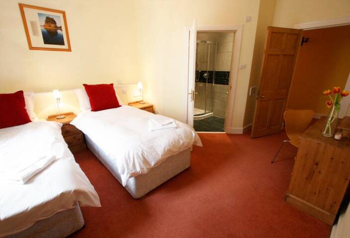 Frederick Street Apartment – Castle Views gallery image 4