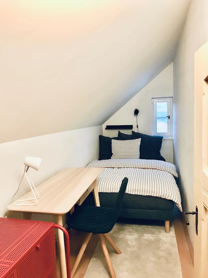 Pokoj s postelí 140 x 200 cm. 