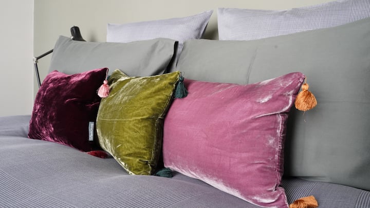Primer dormitorio con una cama tamaño king muy cómoda y aire acondicionado central. Lleno de luz (orientación sur) para pasar una noche relajante en el centro de París.