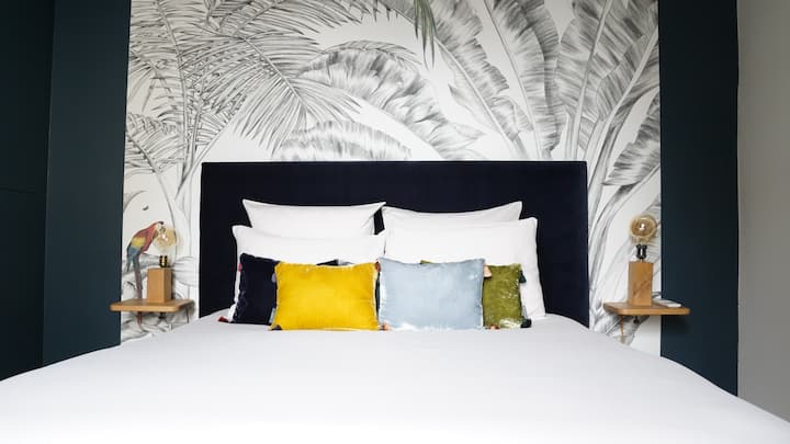 Segundo dormitorio con una cama tamaño king de lujo muy cómoda, aire acondicionado. Este dormitorio se ha renovado totalmente en otoño de 2021 para crear una sensación de coco para relajarse después de un largo día de visitas o compras en París.